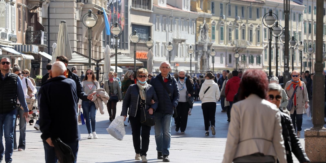 Rijeka: Građani uživaju u sunčanom prijepodnevu na terasama kafića na Korzu Rijeka: Građani uživaju u sunčanom prijepodnevu na terasama kafića na Korzu