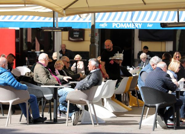 Rijeka: Građani uživaju u sunčanom prijepodnevu na terasama kafića na Korzu