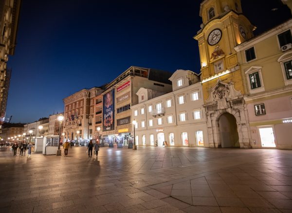 Ilustrativna Rijeka Korzo noć -1
