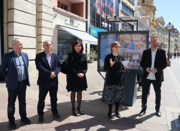 Izložba-More-spaja-na-izložbnim-panoima-na-Korzu-1