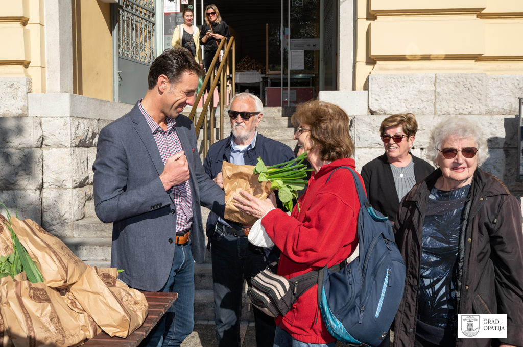 OPATIJA kirigin podjela paketa veliki petak (6) OPATIJA kirigin podjela paketa veliki petak (6)