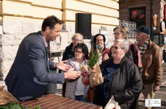 OPATIJA kirigin podjela paketa veliki petak (7) OPATIJA kirigin podjela paketa veliki petak (7)