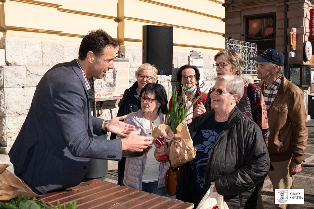 OPATIJA kirigin podjela paketa veliki petak (7) OPATIJA kirigin podjela paketa veliki petak (7)