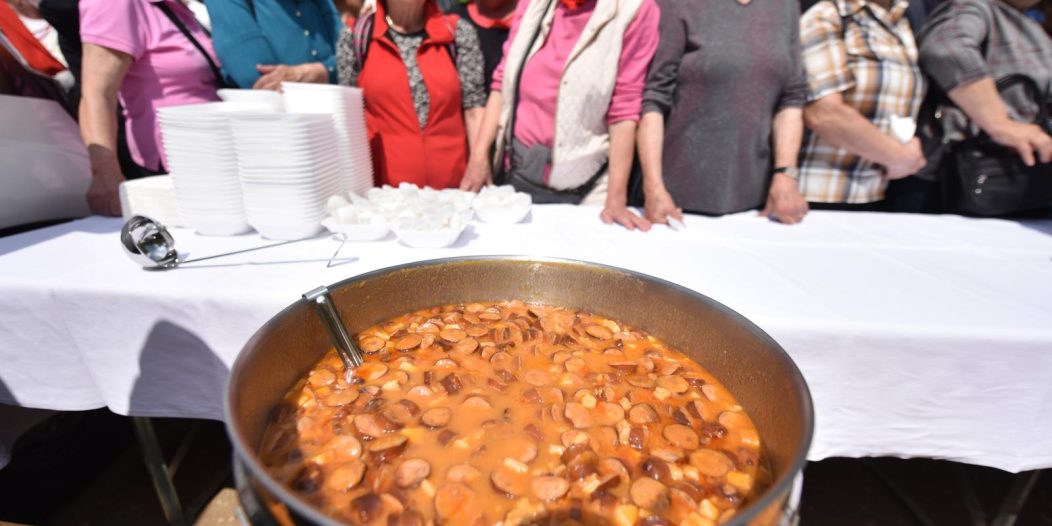 Skradinski buk: Tradicionalna podjela graha u Nacionalnom parku Krka Skradinski buk: Tradicionalna podjela graha u Nacionalnom parku Krka