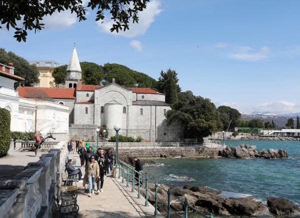 Mnogobrojni posjetitelji uživaju u šetnji Opatijom ukrašenom uoči Uskrsa
