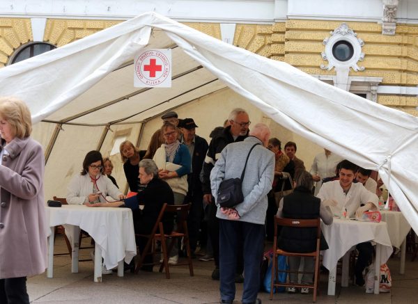 Rijeka: Povodom 11. Dana zdravlja građani mjerili tlak i šećer u krvi