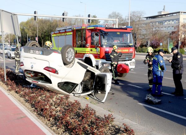 Zagreb: Jedan automobil završio na krovu u prometnoj nesreći u Vukovarskoj