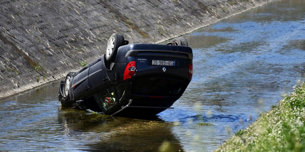 Slavonski Brod: Automobilom sletio u potok Glogovicu i prevrnuo se na krov Slavonski Brod: Automobilom sletio u potok Glogovicu i prevrnuo se na krov