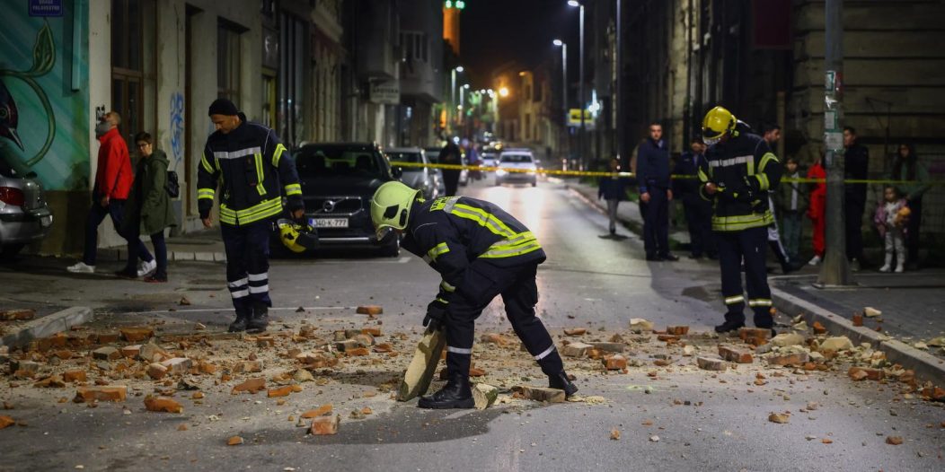 Cigle na ulicama Mostara nakon što je jak potres pogodio BiH Cigle na ulicama Mostara nakon što je jak potres pogodio BiH