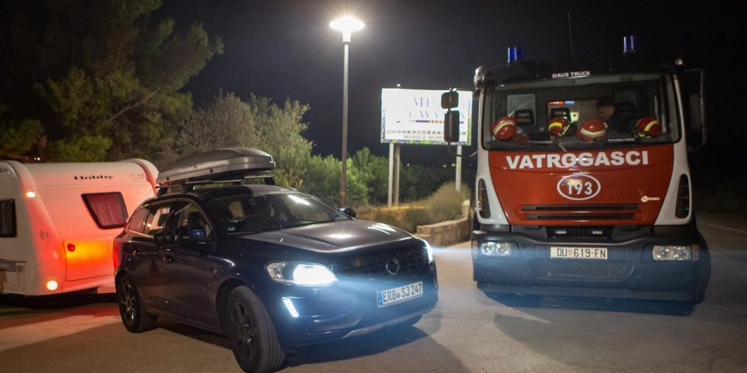 Pelješac: Vatrogasci spremni za dugu noć na požarištu Pelješac: Vatrogasci spremni za dugu noć na požarištu