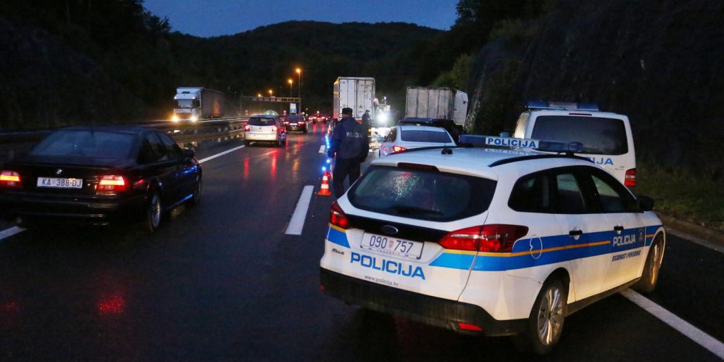 Dva teretna vozila sudarila se kod tunela Veliki Gložac Dva teretna vozila sudarila se kod tunela Veliki Gložac