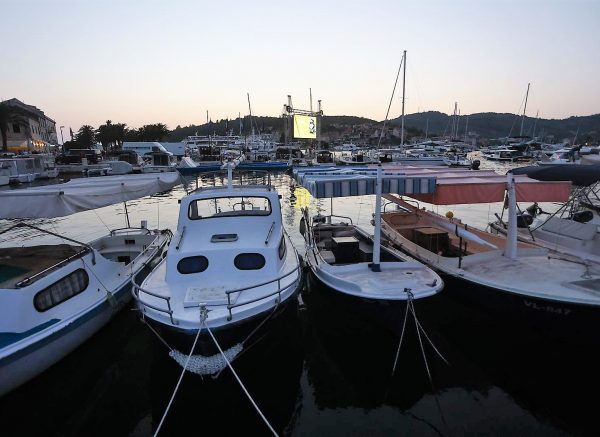 Vela Luka: Građani dolaze na koncert Olivera Dragojevića
