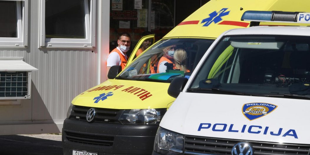 Veći broj policijskih službenika ispred bolnice u Šibeniku nakon prometne nesreće Veći broj policijskih službenika ispred bolnice u Šibeniku nakon prometne nesreće