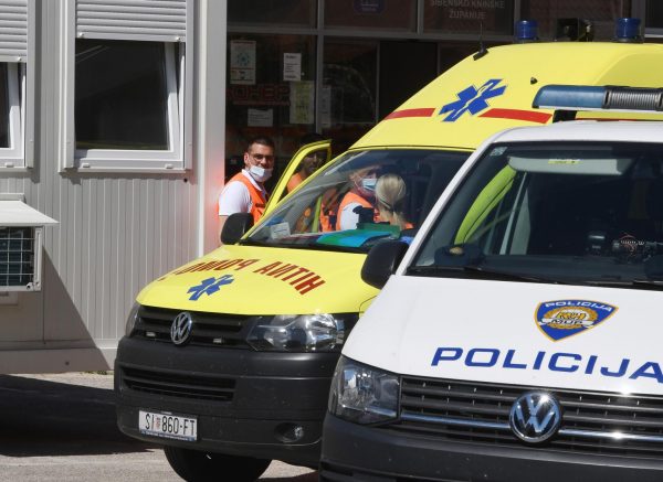Veći broj policijskih službenika ispred  bolnice u Šibeniku nakon prometne nesreće