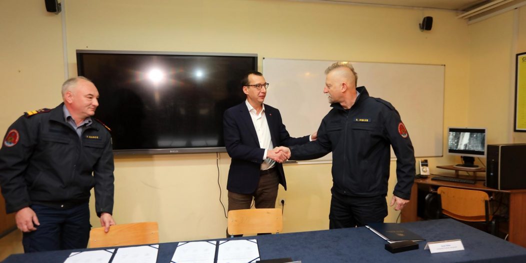 Grad Rijeka i javna vatrogasna postojba potpisali kolektivni ugovor nakon postizanja dogovora Grad Rijeka i javna vatrogasna postojba potpisali kolektivni ugovor nakon postizanja dogovora