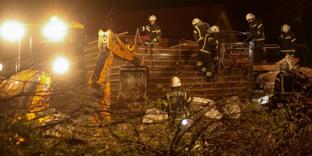 U eksploziji plinske boce u Bilju razrušena kuća, pod ruševinama traže muškarca U eksploziji plinske boce u Bilju razrušena kuća, pod ruševinama traže muškarca