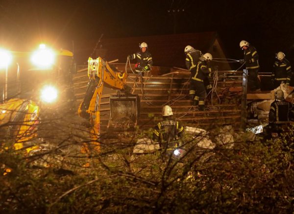 U eksploziji plinske boce u Bilju razrušena kuća, pod ruševinama traže muškarca