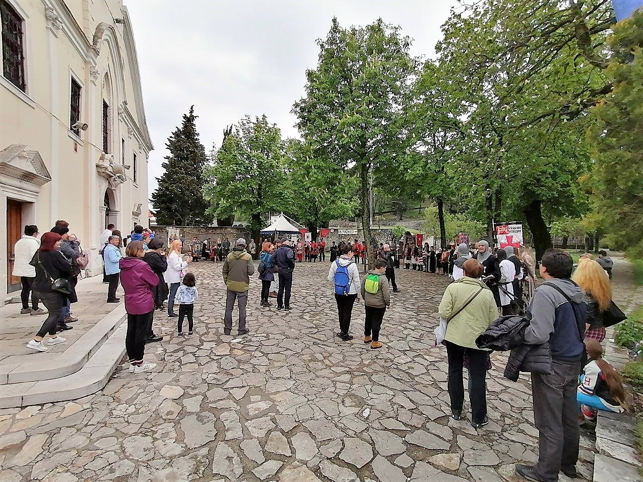 Povratak-Frankopana-2022.-blagoslov-ispred-Trsatskog-svetišta-1