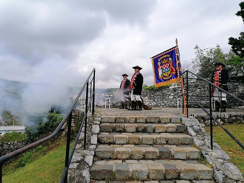 Povratak-Frankopana-2022.-pucanj-iz-topa-Bakarske-straže-1-800×600