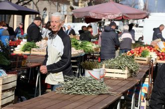 Rijeka: Na gradskog tržnici započela je prodaja maslinovih grana Rijeka: Na gradskog tržnici započela je prodaja maslinovih grana