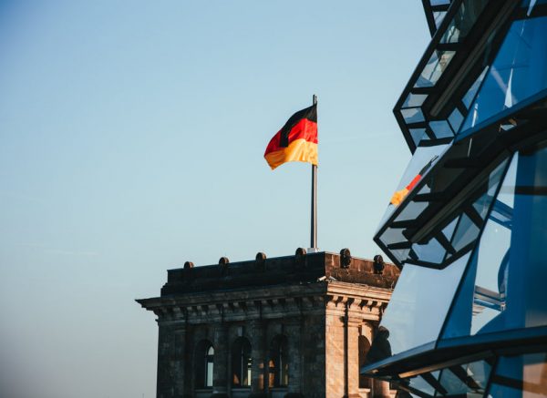 njemačka zastava german-flag-on-urban-roof