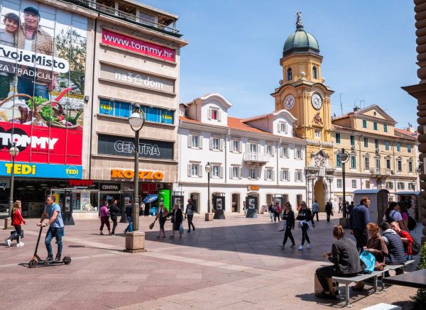 Korzo Rijeka šetači gradska ura-6