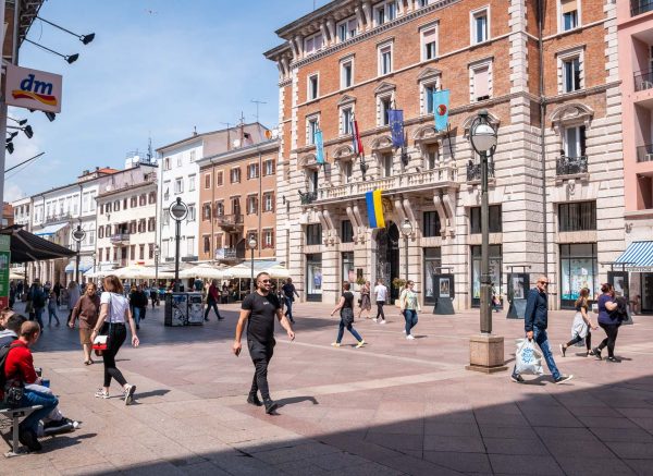 Korzo Rijeka šetači gradska ura-8