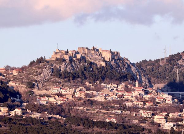 Panorama Klisa s tvrđavom u pozadini