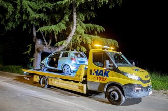 Pula: Auto sletio s ceste i udario u stablo, jedna osoba preminula Pula: Auto sletio s ceste i udario u stablo, jedna osoba preminula