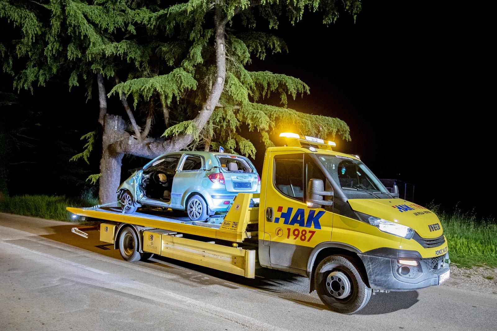 Pula: Auto sletio s ceste i udario u stablo, jedna osoba preminula Pula: Auto sletio s ceste i udario u stablo, jedna osoba preminula