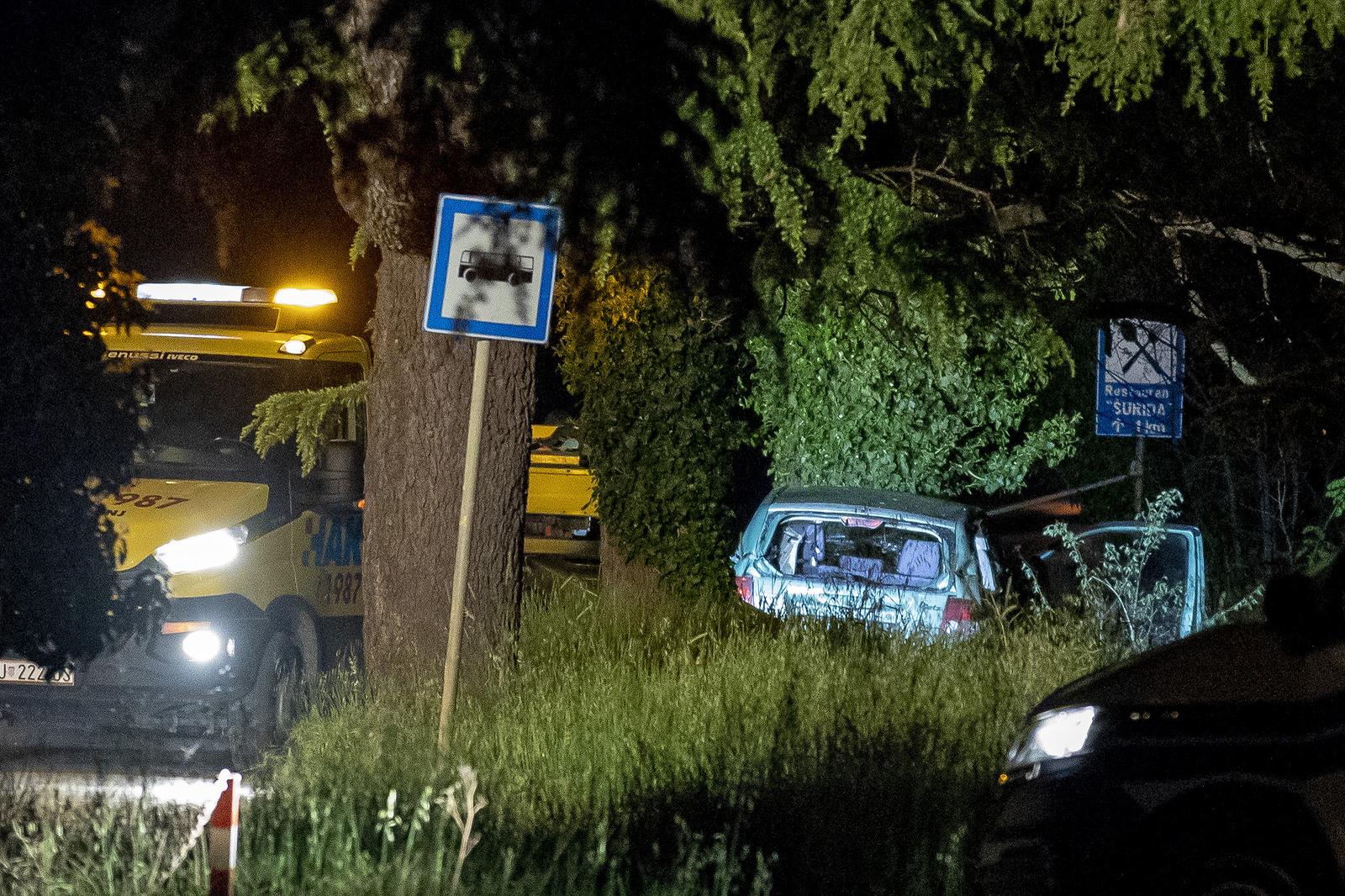 Pula: Auto sletio s ceste i udario u stablo, jedna osoba preminula Pula: Auto sletio s ceste i udario u stablo, jedna osoba preminula