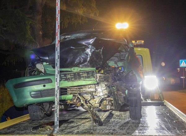 Pula: Auto sletio s ceste i udario u stablo, jedna osoba preminula