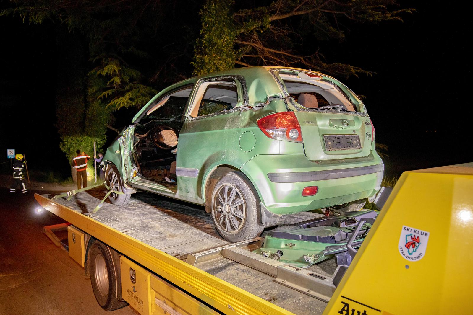 Pula: Auto sletio s ceste i udario u stablo, jedna osoba preminula Pula: Auto sletio s ceste i udario u stablo, jedna osoba preminula
