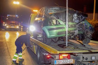 Pula: Auto sletio s ceste i udario u stablo, jedna osoba preminula Pula: Auto sletio s ceste i udario u stablo, jedna osoba preminula