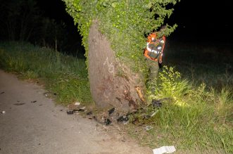 Pula: Auto sletio s ceste i udario u stablo, jedna osoba preminula Pula: Auto sletio s ceste i udario u stablo, jedna osoba preminula