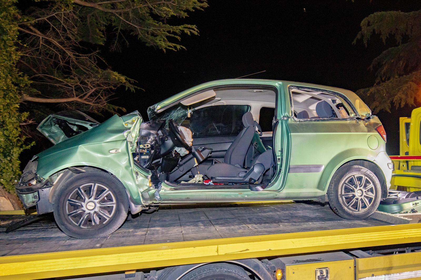 Pula: Auto sletio s ceste i udario u stablo, jedna osoba preminula Pula: Auto sletio s ceste i udario u stablo, jedna osoba preminula