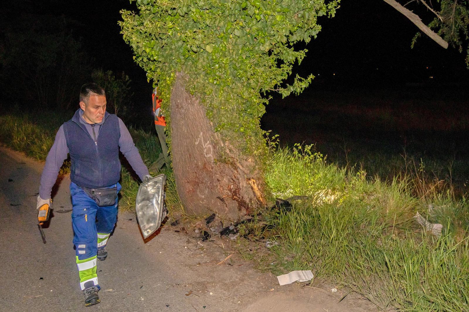 Pula: Auto sletio s ceste i udario u stablo, jedna osoba preminula Pula: Auto sletio s ceste i udario u stablo, jedna osoba preminula