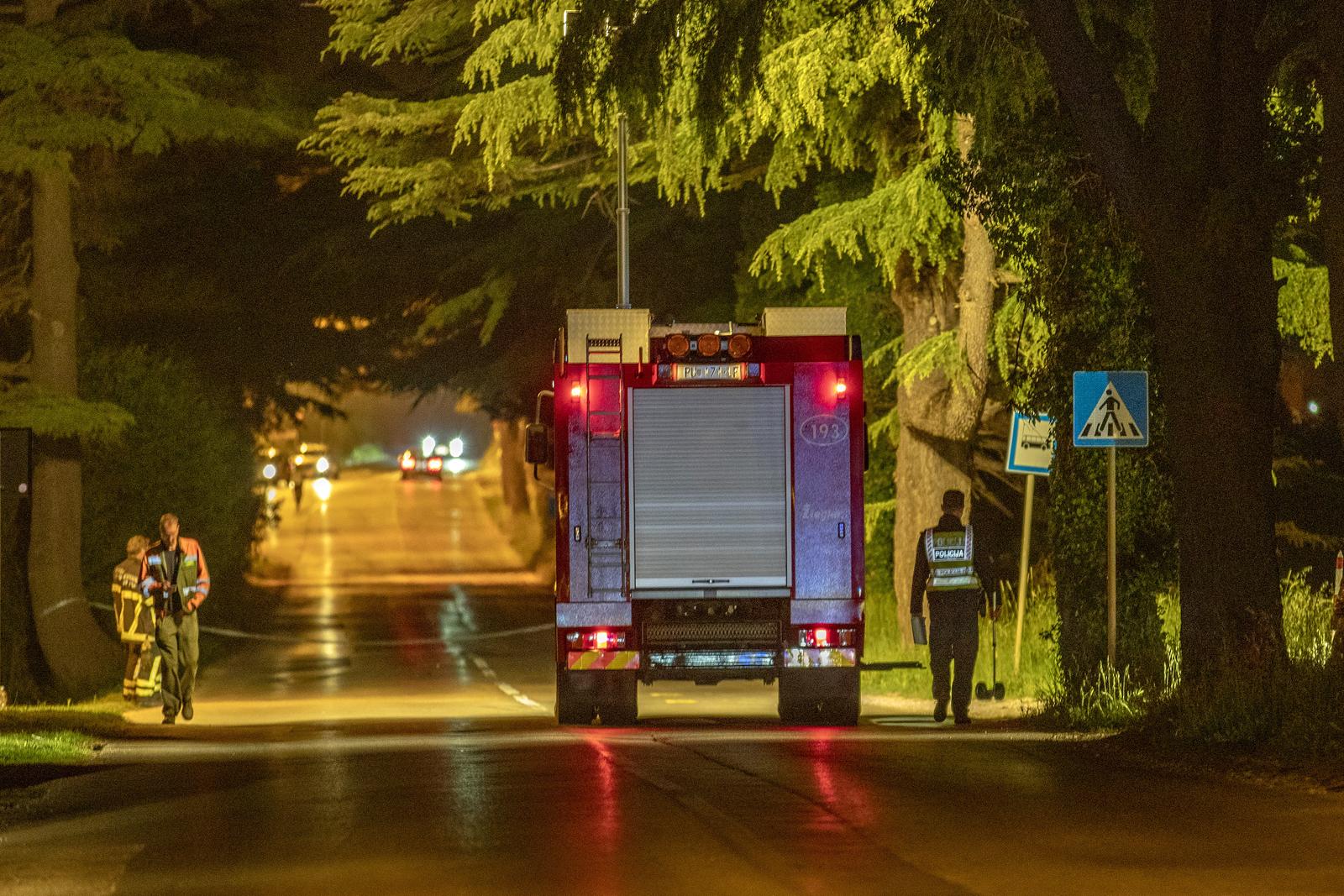 Pula: Auto sletio s ceste i udario u stablo, jedna osoba preminula Pula: Auto sletio s ceste i udario u stablo, jedna osoba preminula