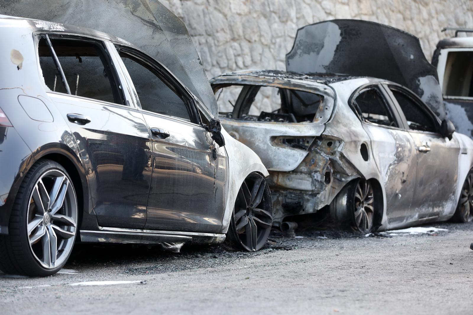 U Rijeci sinoć gorjelo šest automobila, očevid je u tijeku U Rijeci sinoć gorjelo šest automobila, očevid je u tijeku
