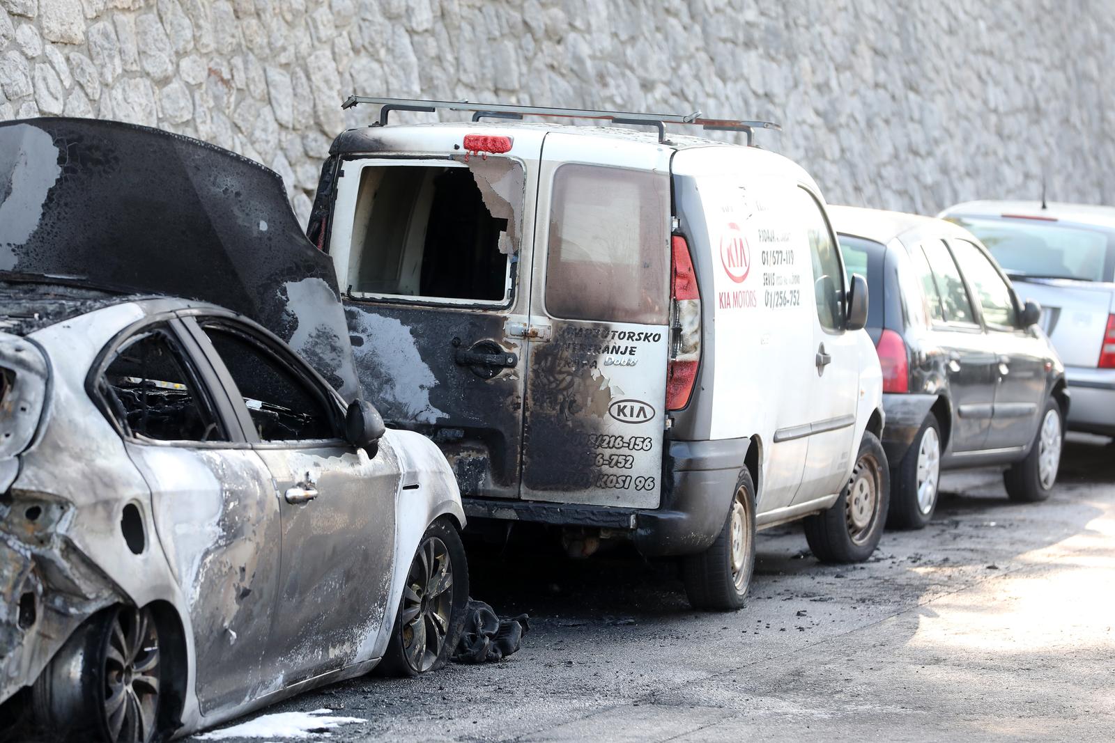 U Rijeci sinoć gorjelo šest automobila, očevid je u tijeku U Rijeci sinoć gorjelo šest automobila, očevid je u tijeku