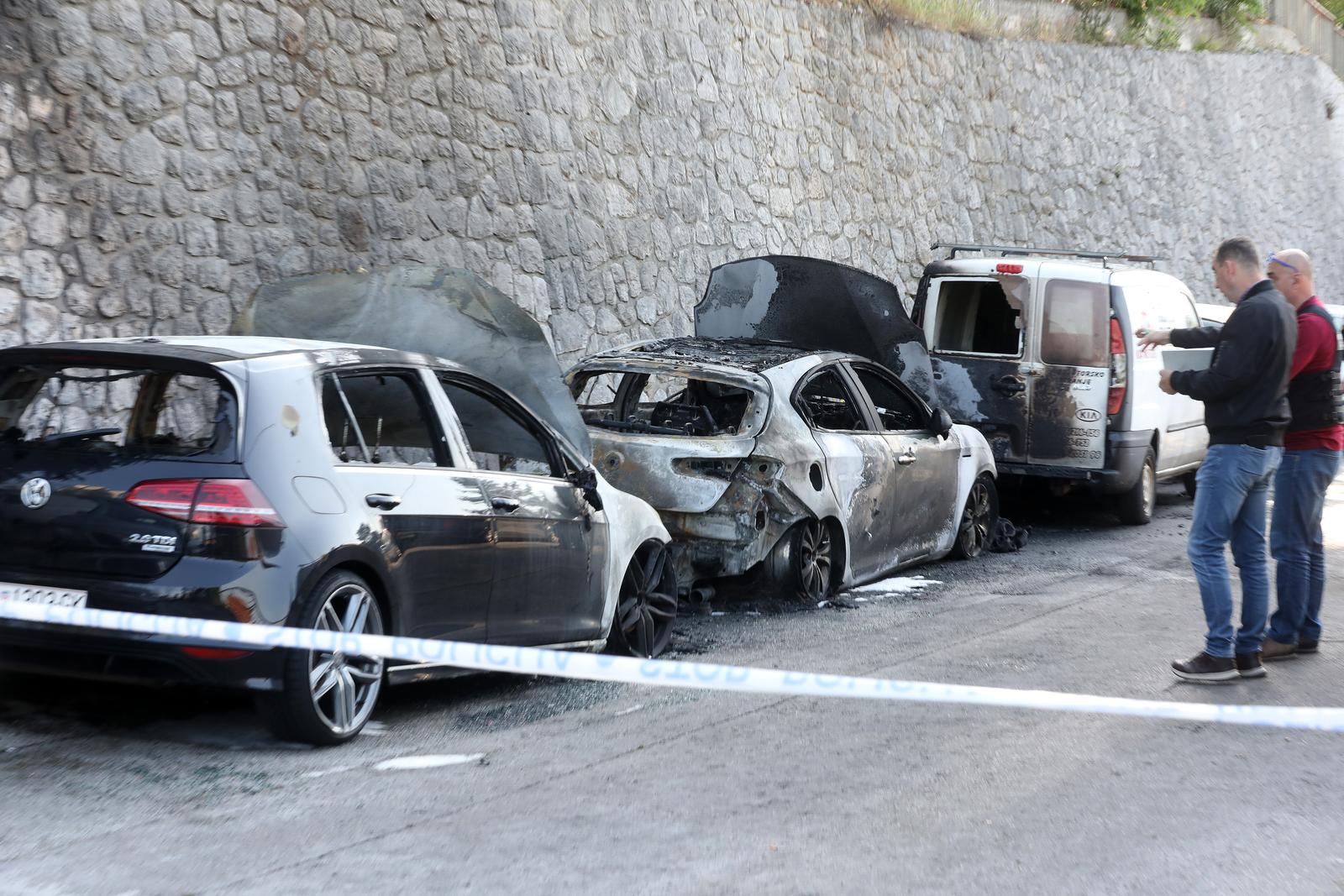 U Rijeci sinoć gorjelo šest automobila, očevid je u tijeku U Rijeci sinoć gorjelo šest automobila, očevid je u tijeku