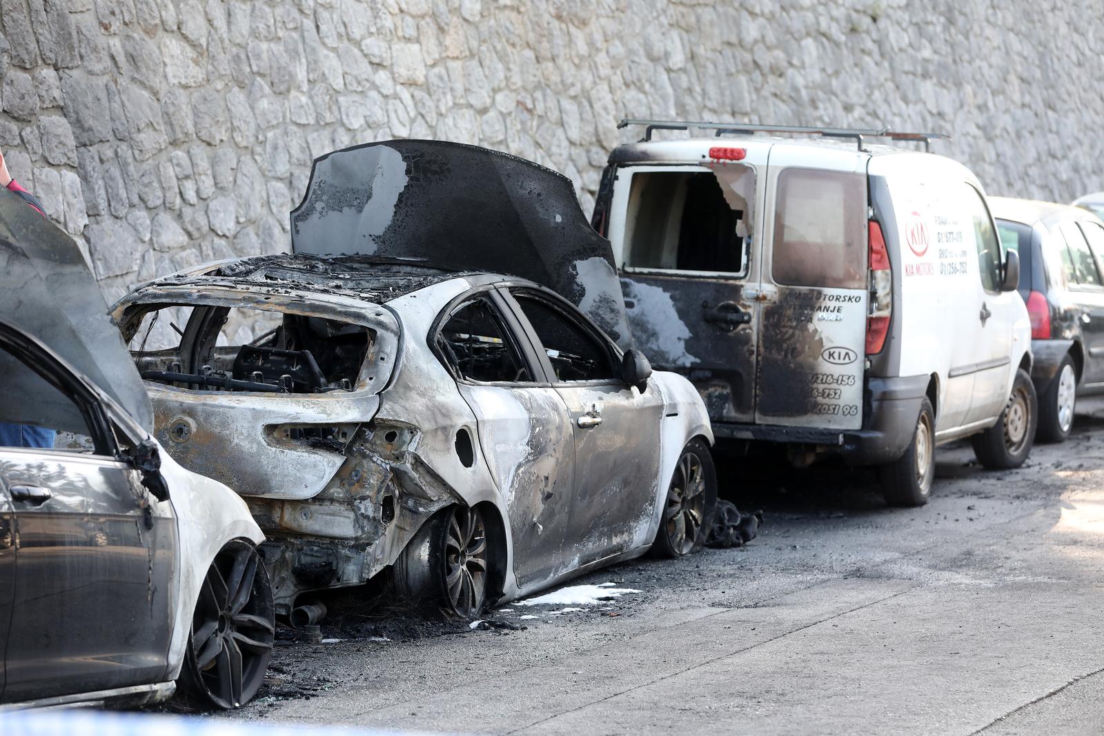 U Rijeci sinoć gorjelo šest automobila, očevid je u tijeku U Rijeci sinoć gorjelo šest automobila, očevid je u tijeku