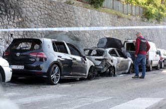 U Rijeci sinoć gorjelo šest automobila, očevid je u tijeku U Rijeci sinoć gorjelo šest automobila, očevid je u tijeku