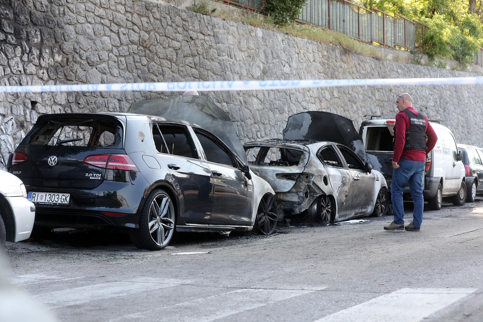 U Rijeci sinoć gorjelo šest automobila, očevid je u tijeku U Rijeci sinoć gorjelo šest automobila, očevid je u tijeku