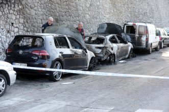 U Rijeci sinoć gorjelo šest automobila, očevid je u tijeku U Rijeci sinoć gorjelo šest automobila, očevid je u tijeku