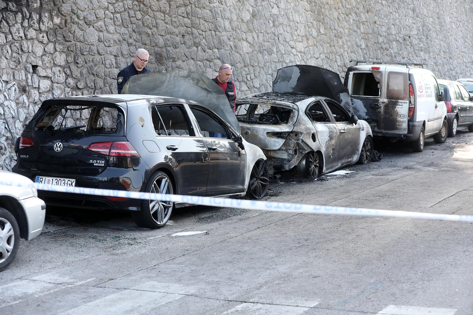 U Rijeci sinoć gorjelo šest automobila, očevid je u tijeku U Rijeci sinoć gorjelo šest automobila, očevid je u tijeku