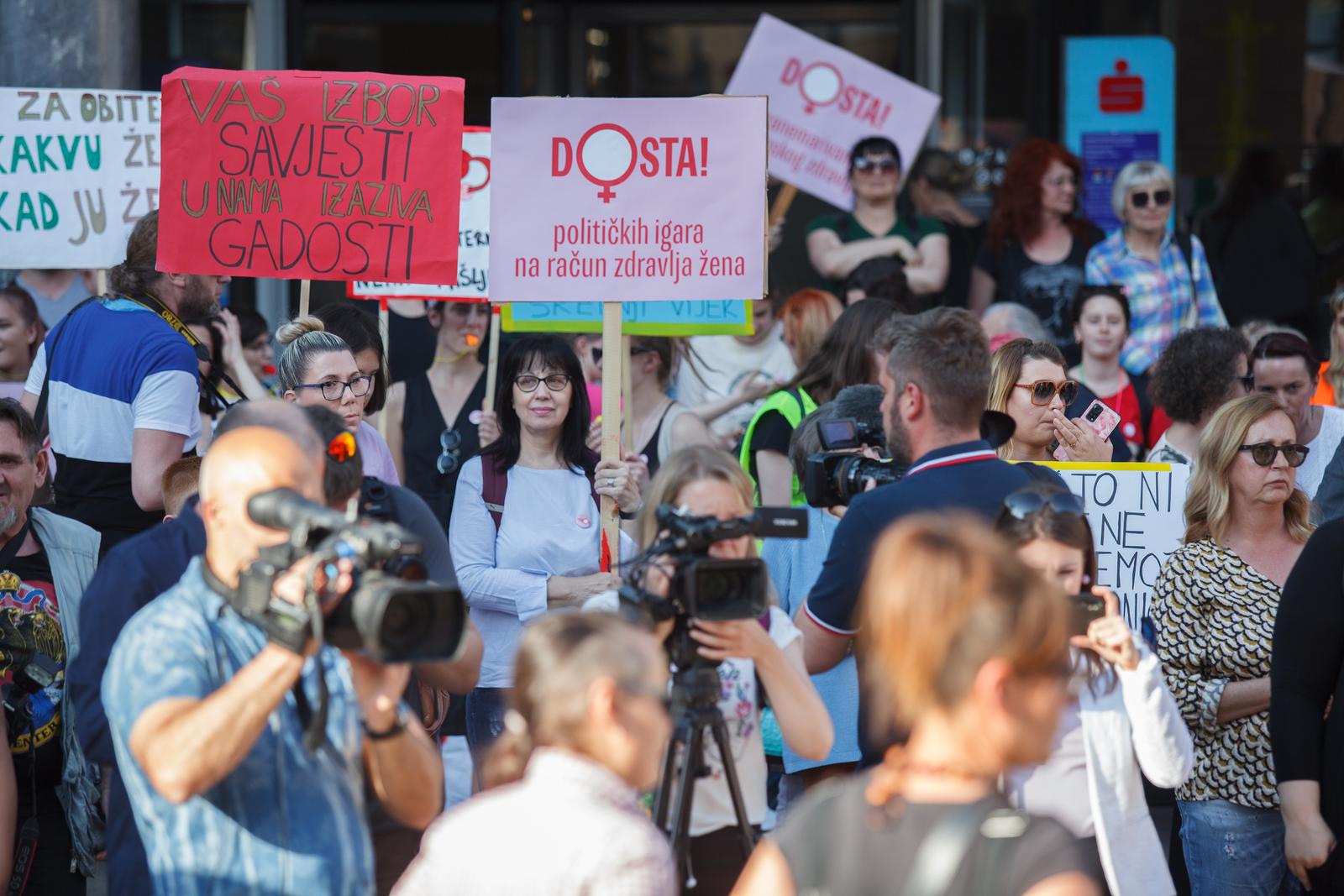 Rijeka: Prosvjed Dosta! Uništavanja javnog zdravstva i ugrožavanja zdravlja žena! Rijeka: Prosvjed Dosta! Uništavanja javnog zdravstva i ugrožavanja zdravlja žena!