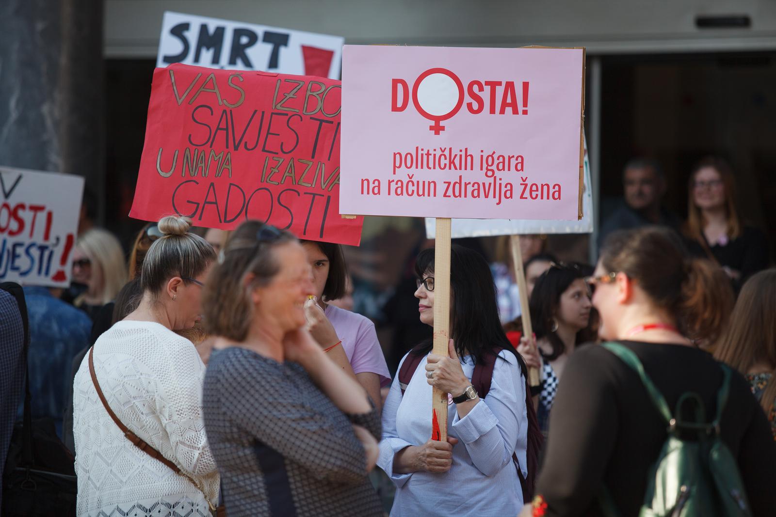 Rijeka: Prosvjed Dosta! Uništavanja javnog zdravstva i ugrožavanja zdravlja žena! Rijeka: Prosvjed Dosta! Uništavanja javnog zdravstva i ugrožavanja zdravlja žena!