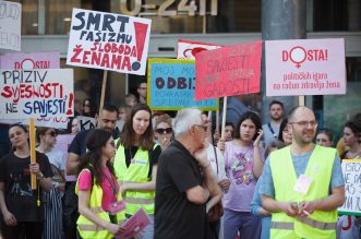 Rijeka: Prosvjed Dosta! Uništavanja javnog zdravstva i ugrožavanja zdravlja žena! Rijeka: Prosvjed Dosta! Uništavanja javnog zdravstva i ugrožavanja zdravlja žena!
