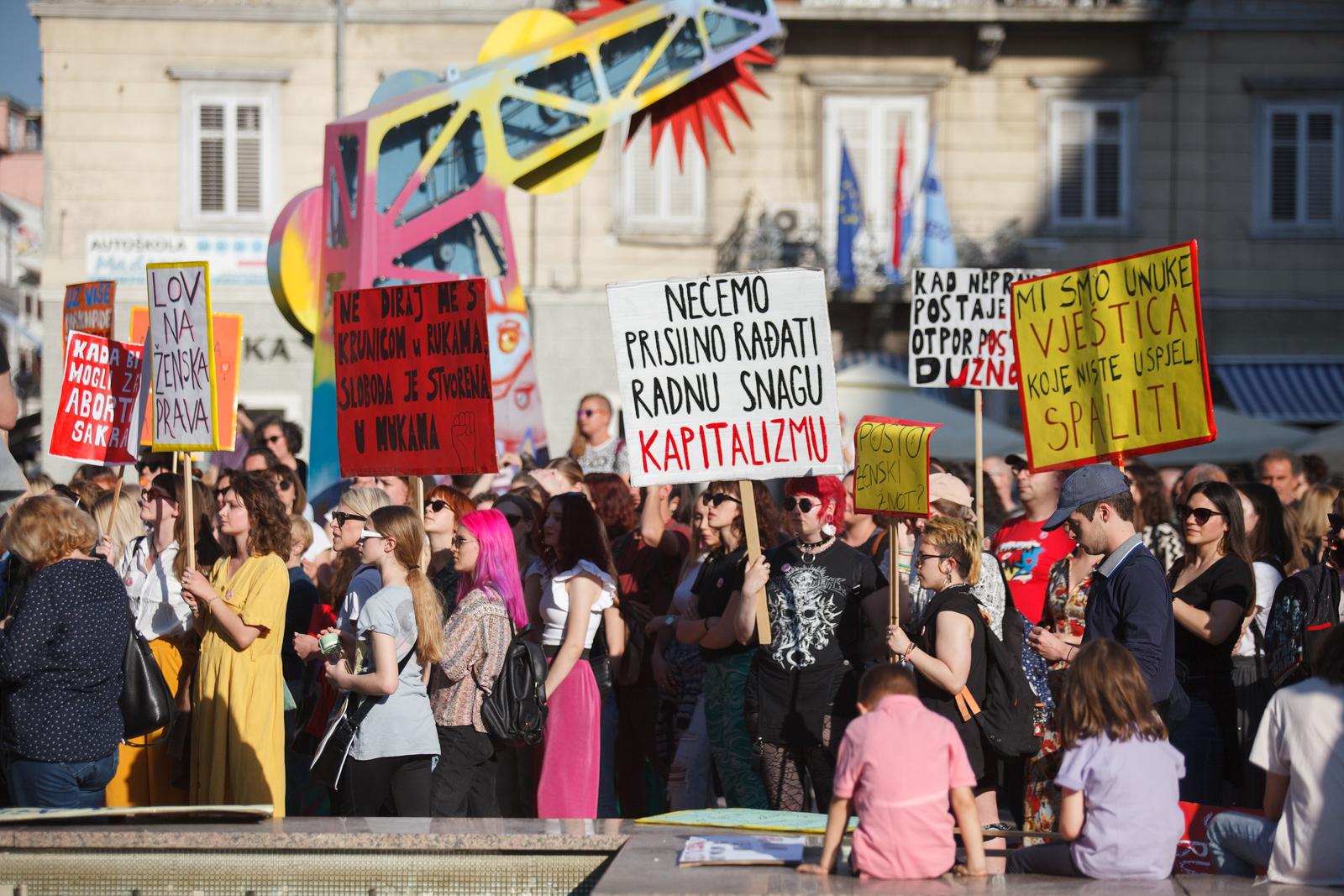 Rijeka: Prosvjed Dosta! Uništavanja javnog zdravstva i ugrožavanja zdravlja žena! Rijeka: Prosvjed Dosta! Uništavanja javnog zdravstva i ugrožavanja zdravlja žena!
